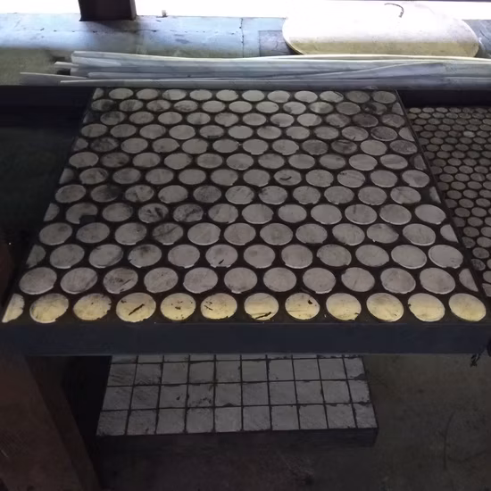 마모 방지 92% 알루미나 세라믹 및 Sisic 세라믹 고무 복합재 강철 마모 라이너 가격 산동